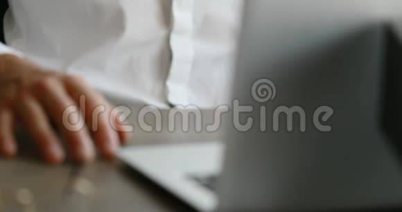 男人面无表情地盯着他的笔记本电脑屏幕视频的预览图