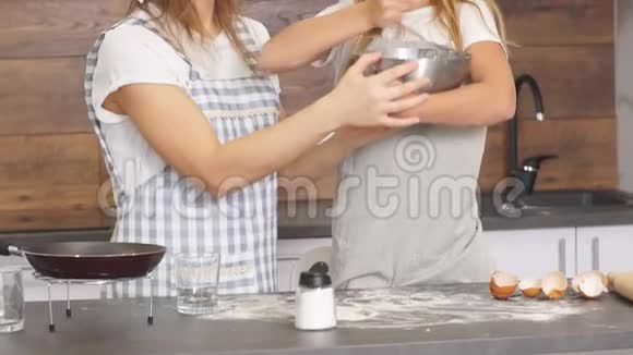 有趣的母亲和女儿为烘焙面团视频的预览图