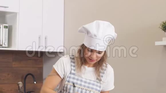 高加索女人在家里厨房用搅拌机做面团视频的预览图