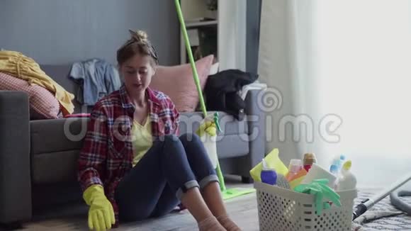 家庭主妇用专用洗涤剂清洗地板视频的预览图