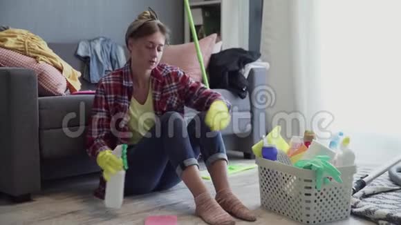家庭主妇用专用洗涤剂清洗地板视频的预览图