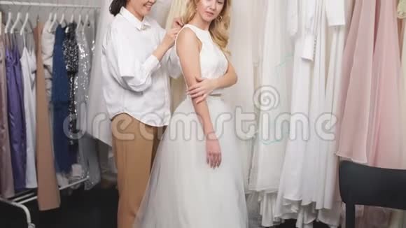 美婚礼理念裁缝和新娘视频的预览图