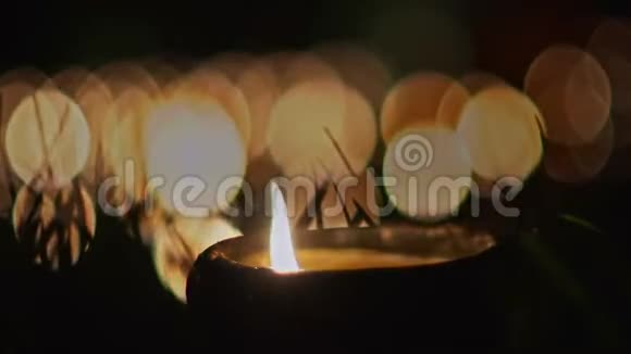 宗教仪式上池塘上的蜡烛视频的预览图