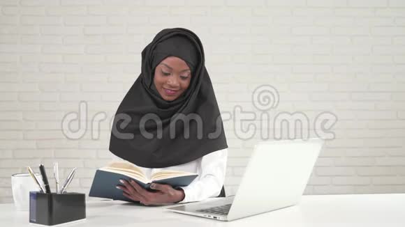非洲女人在笔记本上翻页视频的预览图