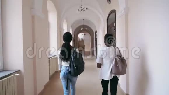两个女孩在大学里由两个英俊的男孩散步视频的预览图