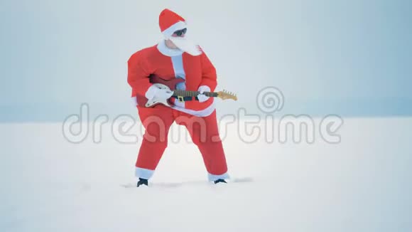 圣诞老人在户外弹电子吉他关门视频的预览图