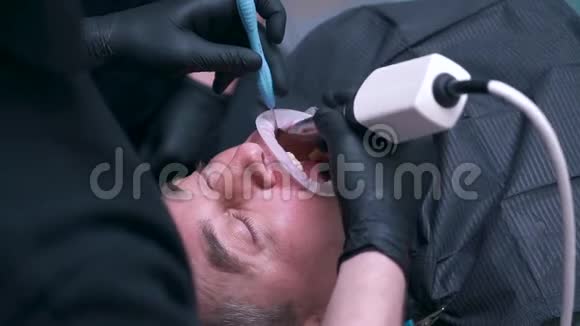 为一个男人做了牙科手术视频的预览图