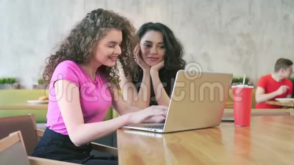 两个女人用笔记本电脑笑视频的预览图