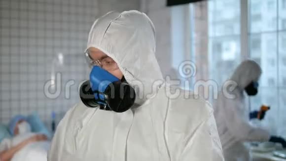 不高兴的疲惫医生穿着防护服在医院坏消息视频的预览图
