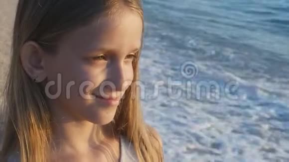 日落沙滩上玩耍的孩子看海浪的孩子岸上的女孩画像视频的预览图