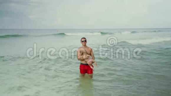 快乐的父亲和他可爱的小女儿在巴拿马城海滩玩得开心视频的预览图