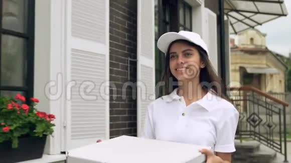 快乐的快递员拿着一盒比萨饼视频的预览图