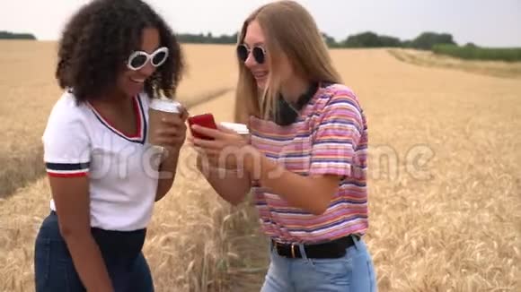 两名少女使用手机社交媒体喝咖啡视频的预览图