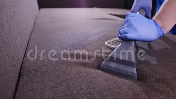 清洁概念干洗工人清除软垫家具上的污垢视频的预览图