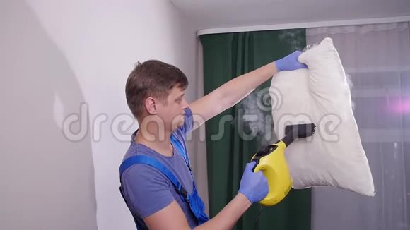 家具和公寓清洁概念清洁工用蒸汽清洁器清除枕头垫上的污垢视频的预览图