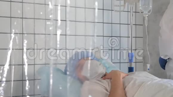 病人从手术中醒来医生帮助病人舒适视频的预览图