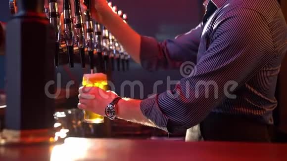 一个酒保从桶里倒啤酒然后摆在桌子上视频的预览图