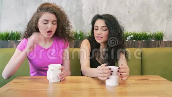 女朋友在咖啡馆喝咖啡视频的预览图
