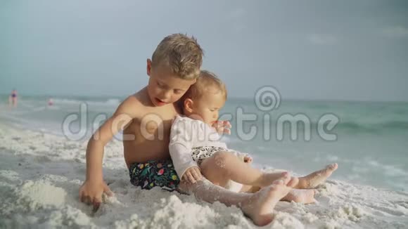 小可爱的宝贝女儿和她在海滩上的弟弟巴拿马城市海滩视频的预览图