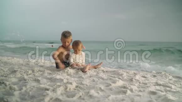 小可爱的宝贝女儿和她在海滩上的弟弟巴拿马城市海滩视频的预览图