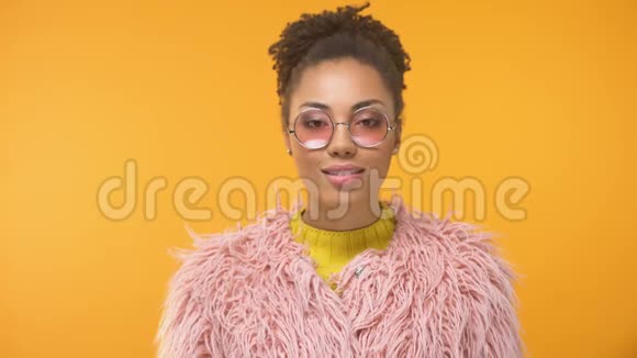 时髦的穿着粉色外套的美国黑人女士把空气吻进镜头魅力四射视频的预览图
