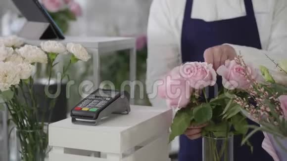 非接触式支付在花店买家使用手机支付终端花束小企业视频的预览图