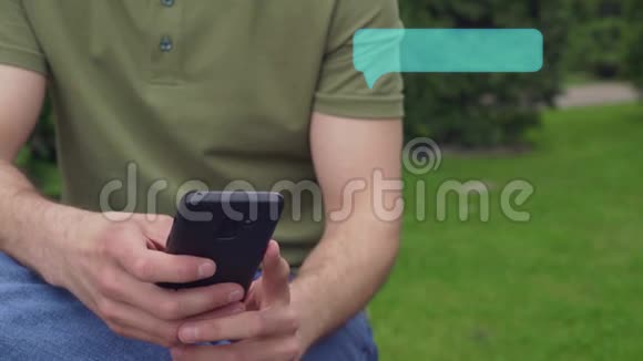 在户外使用智能手机的隐姓埋名男子视频的预览图