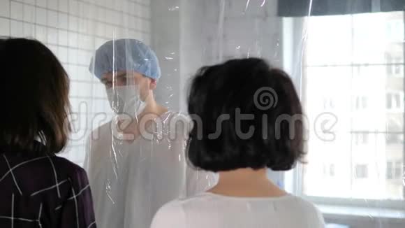 在医院里女孩们去看望被隔离的男人视频的预览图