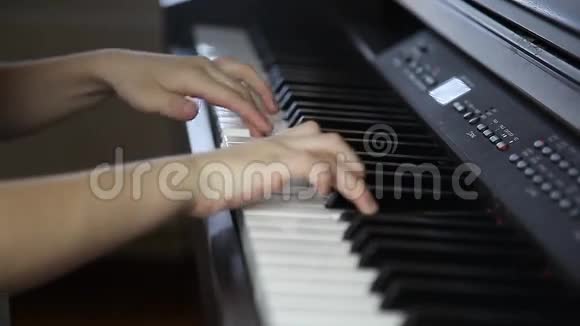 弹钢琴的孩子视频的预览图