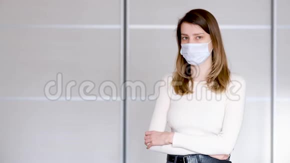 戴面罩的女性以防病毒冠状病毒传播视频的预览图