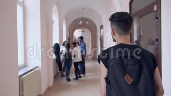 学生在大学大厅向他的朋友走去视频的预览图