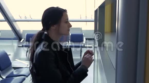 年轻美女走近机场问讯台询问情况视频的预览图