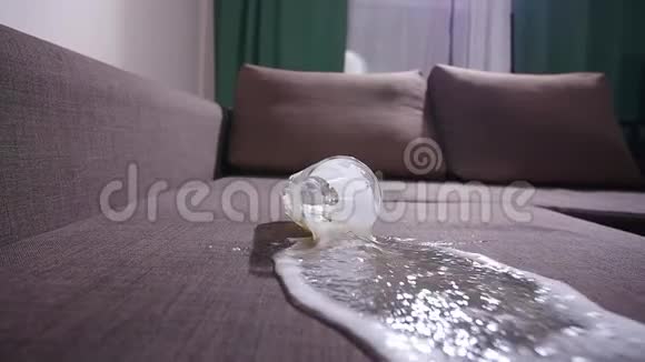 污染和清洁理念一杯啤酒倒在沙发上视频的预览图