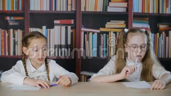 忧心忡忡的女孩考试时说话把手放在额头上视频的预览图