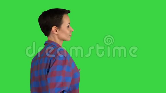 短发随意的女人在绿色屏幕上跳舞彩色键视频的预览图
