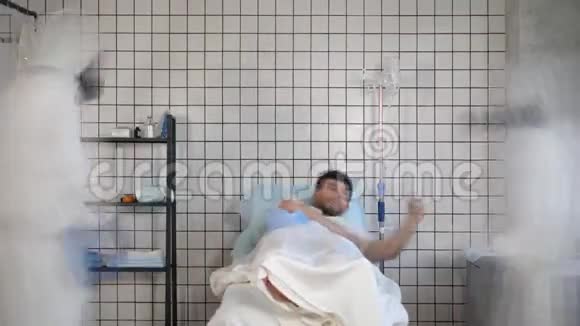 在医院里被隔离了Covid19视频的预览图