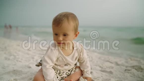 在海边可爱的小女孩巴拿马城市海滩视频的预览图
