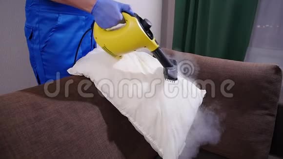 家具和公寓清洁概念清洁工用蒸汽清洁器清除枕头垫上的污垢视频的预览图