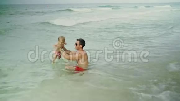 快乐的父亲和他可爱的小女儿在巴拿马城海滩玩得开心视频的预览图