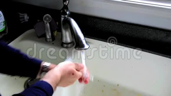 在厨房水槽里洗手视频的预览图