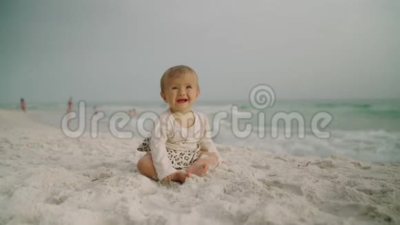 在海边可爱的小女孩巴拿马城市海滩视频的预览图