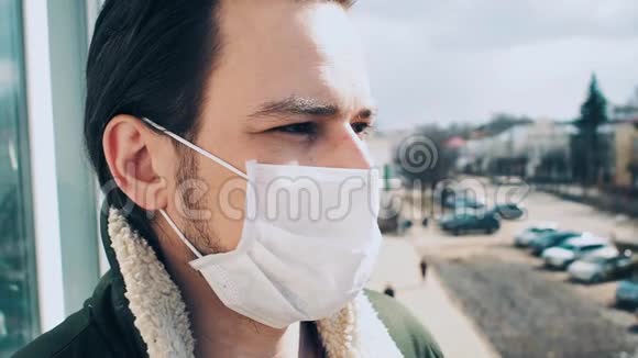 戴着医用呼吸面罩防止COVID19冠状病毒流行的人的脸视频的预览图