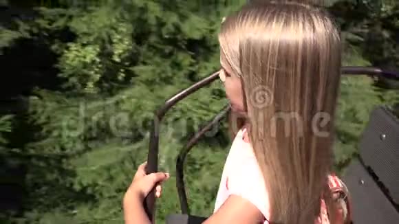 滑雪缆车上的儿童高山铁路上的女孩视频的预览图