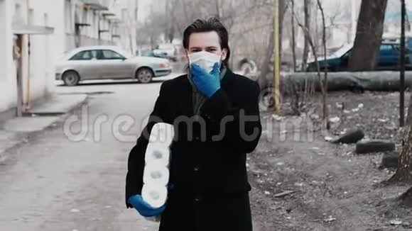 病人在呼吸道医疗面罩和手套中咳嗽以防止COVID19冠状病毒流行视频的预览图