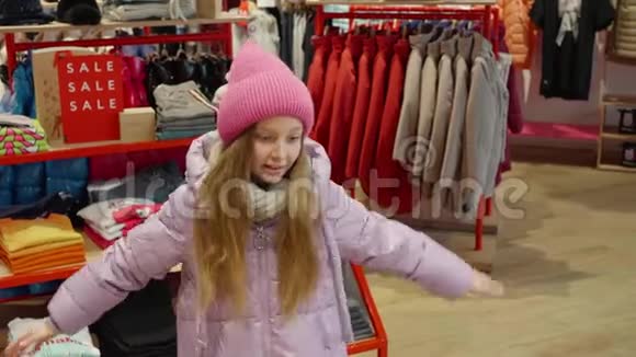 可爱的小女孩在商店里跳舞视频的预览图