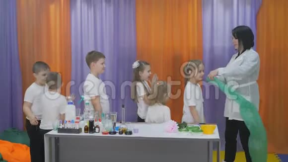 儿童化学实验为孩子们做有趣的实验一个女人上认知科学课儿童视频的预览图