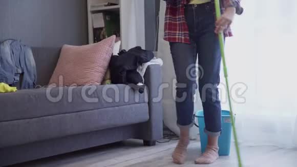 一个女人正在用拖把洗地板在家跳舞视频的预览图