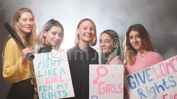 年轻的白种人女孩为了自己的权利争取女权运动视频的预览图