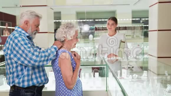 迷人的老太太在珠宝店试戴珍珠项链视频的预览图