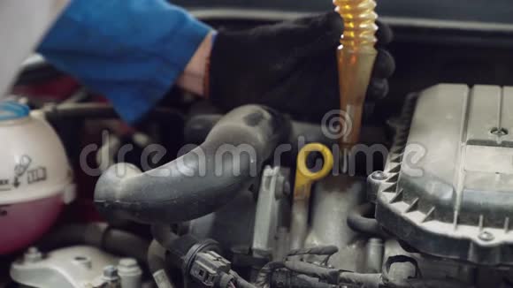 汽车修理工把油倒进发动机视频的预览图